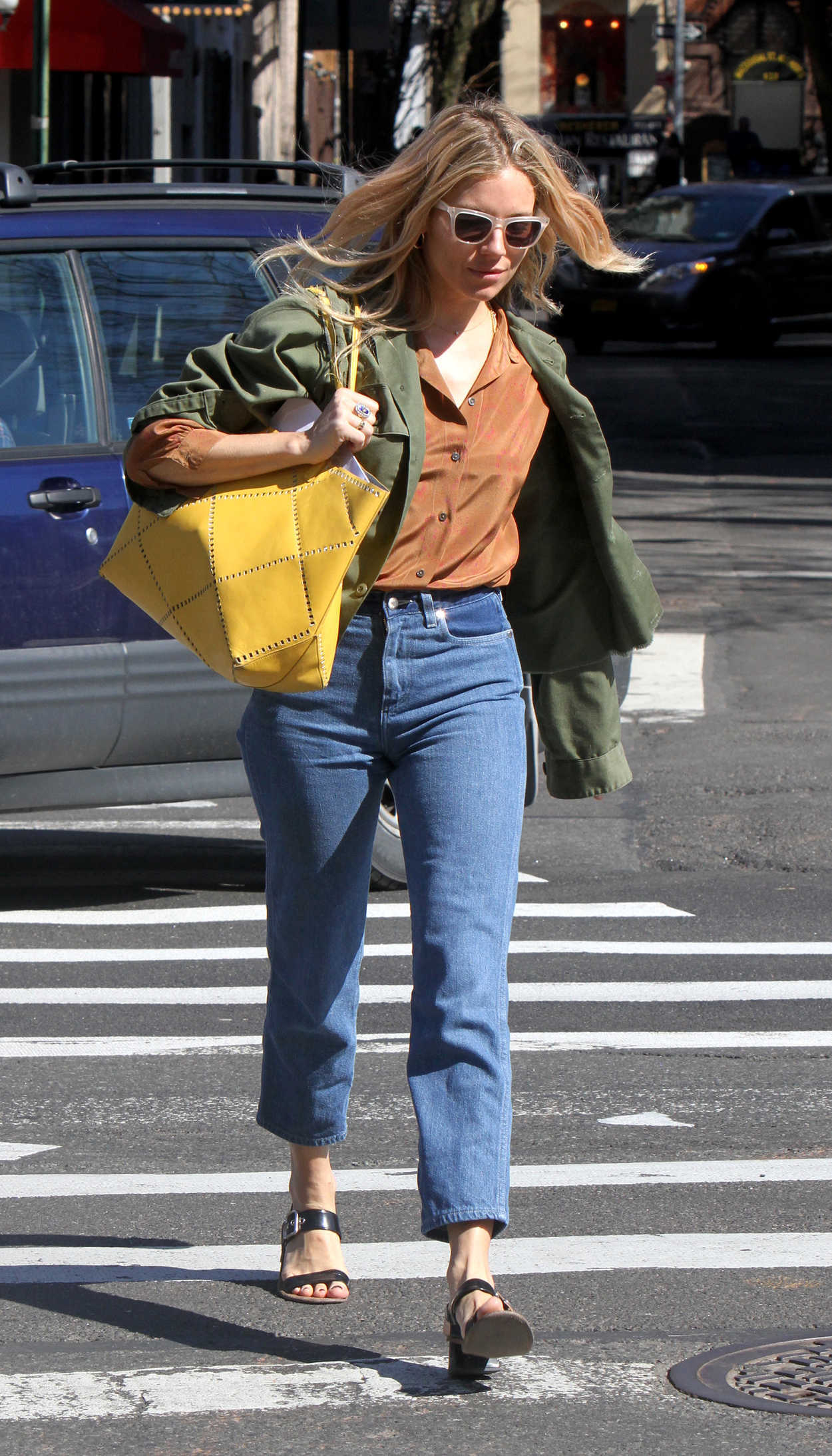 Sienna Miller Picks up Her Daughter Marlowe from School in New York 04/23/2018 ...1250 x 2188