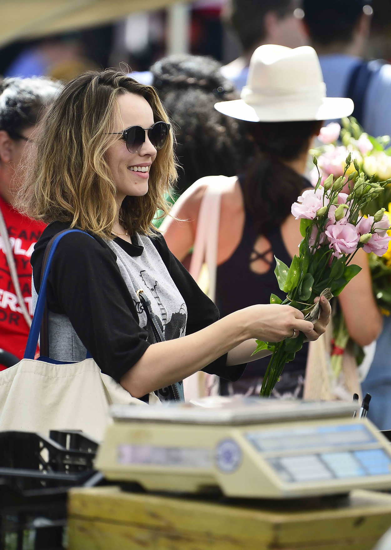 Rachel McAdams Goes Shopping at Farmers Market in Los Angeles 09/18