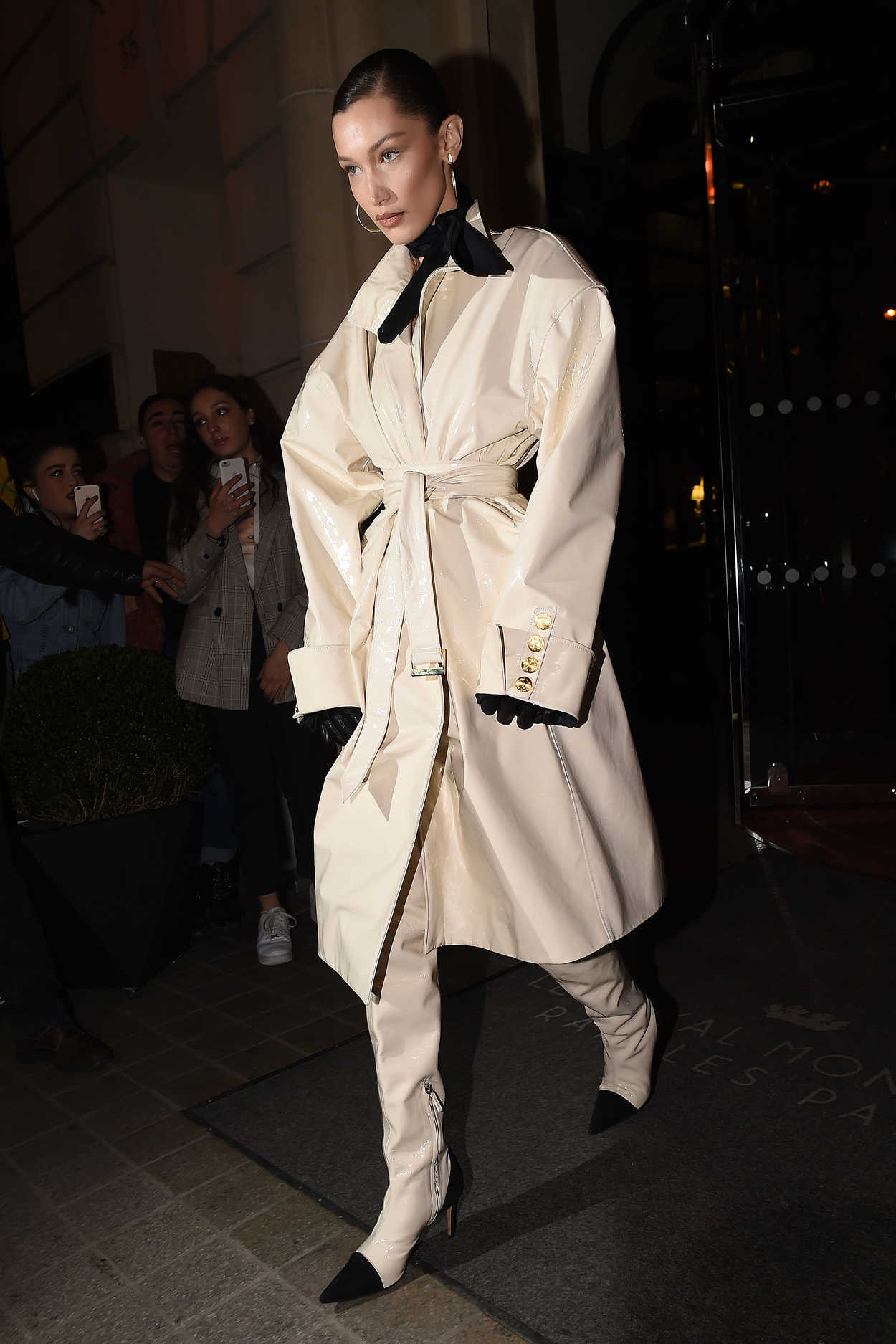 Bella Hadid in a Beige Trench Coat Goes to Louis Vuitton Party in Paris 03/01/2019 – www.ermes-unice.fr