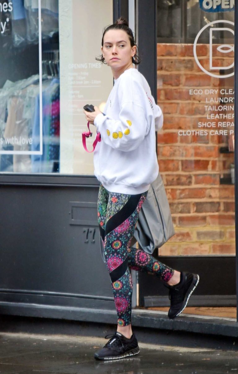 Daisy ridley in a white sweatshirt was seen out in london 10/24/2019 Daisy Ridley in a White Sweatshirt Was Seen Out in London 10/24/2019