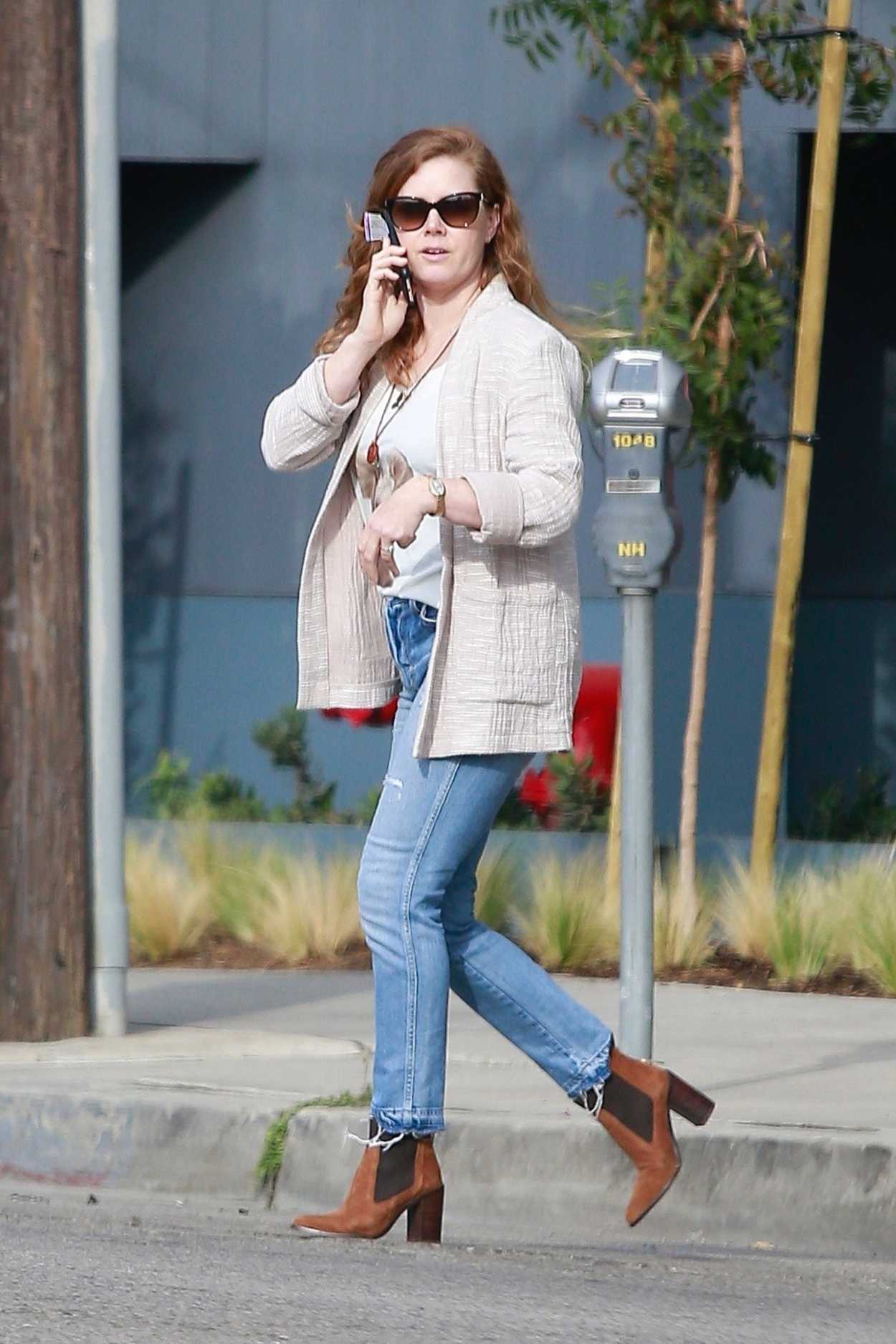 Amy Adams in a Blue Ripped Jeans Leaves the Ca Del Sole ...