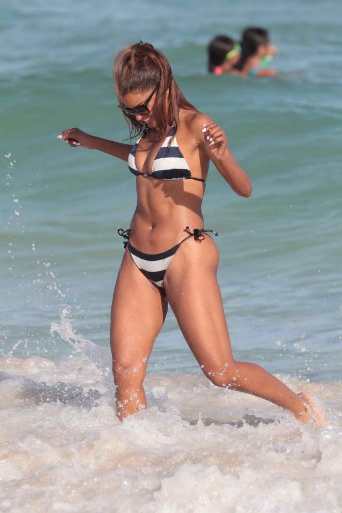 Claudia Jordan in Bikini in Miami 01/02/2016-2