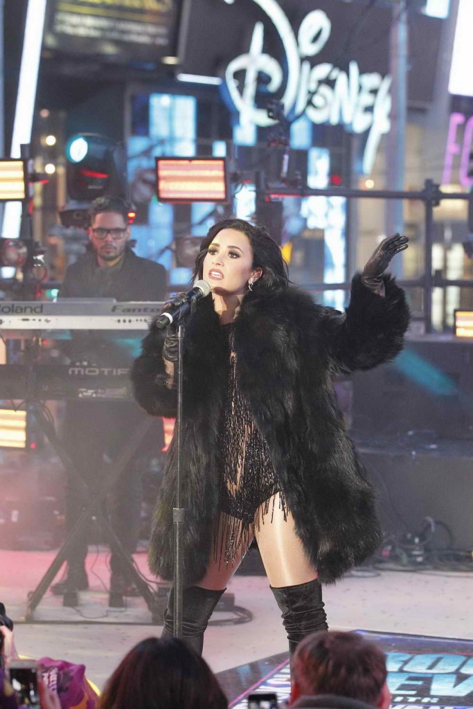 Demi Lovato Performs at Dick Clark’s New Year’s Rockin Eve 31/12/2015-1