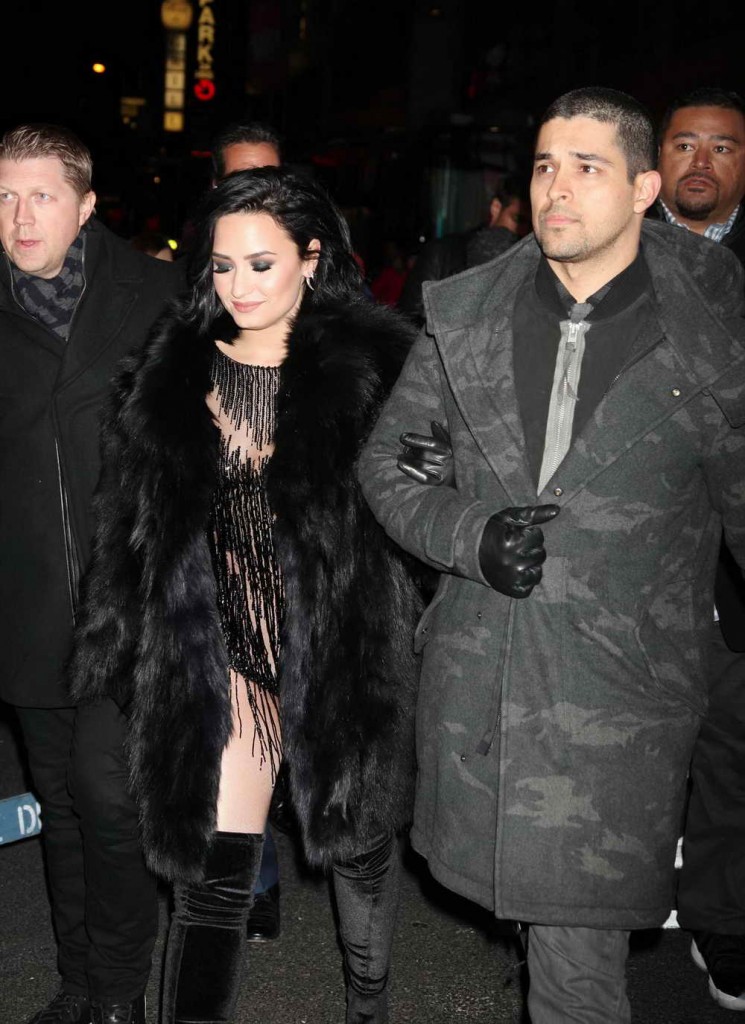 Demi Lovato Performs at Dick Clark’s New Year’s Rockin Eve 31/12/2015-2