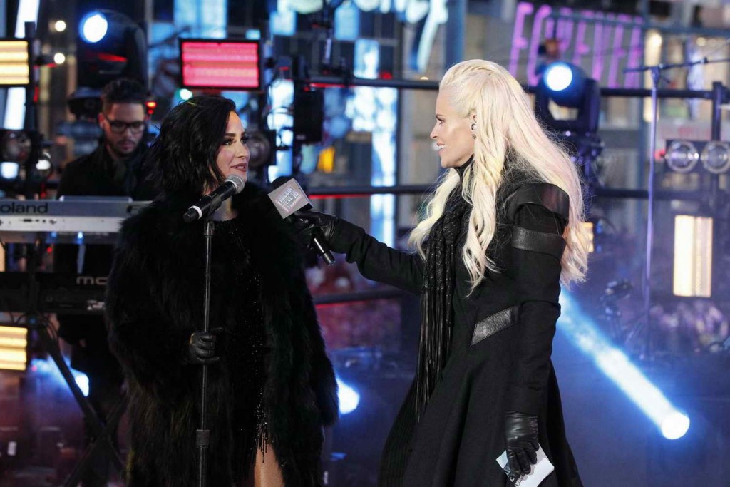 Demi Lovato Performs at Dick Clark’s New Year’s Rockin Eve 31/12/2015-3