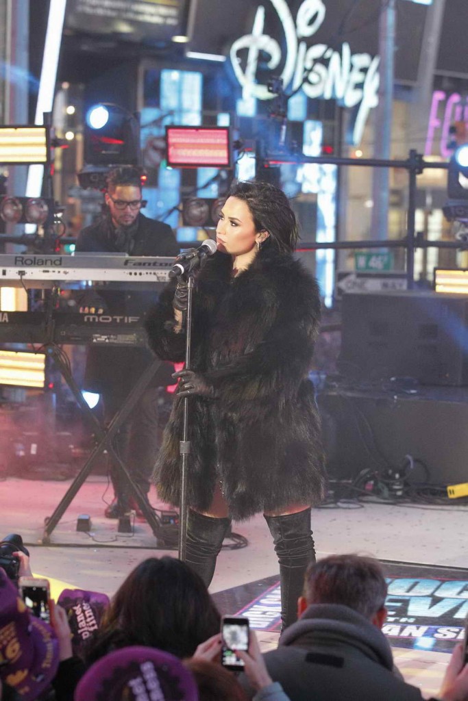 Demi Lovato Performs at Dick Clark’s New Year’s Rockin Eve 31/12/2015-4
