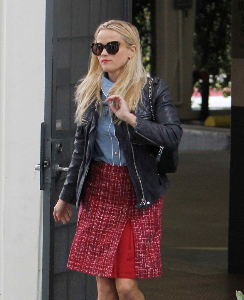 Reese Witherspoon Out in Santa Monica 01/15/2016-1