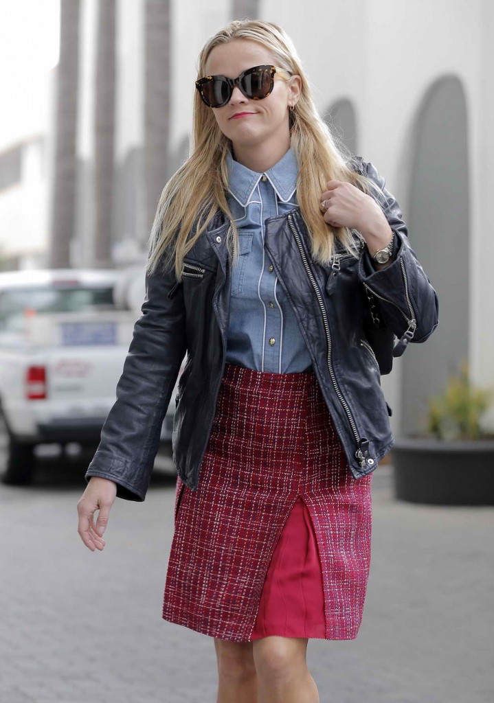 Reese Witherspoon Out in Santa Monica 01/15/2016-3
