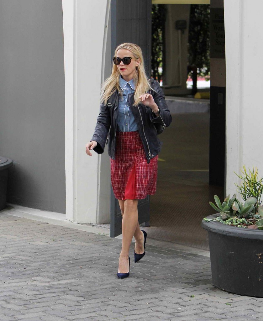 Reese Witherspoon Out in Santa Monica 01/15/2016-5
