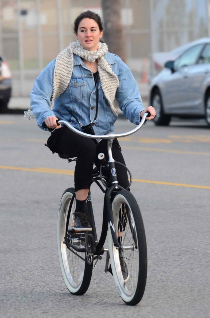 Shailene Woodley at Bicycle in Venice 01/15/2016-2
