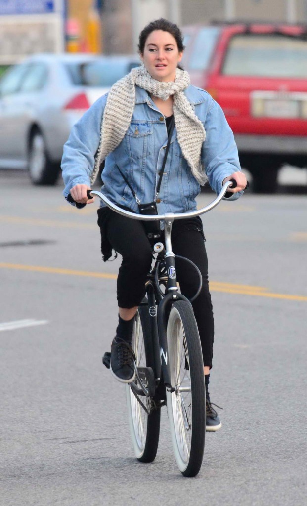 Shailene Woodley at Bicycle in Venice 01/15/2016-3