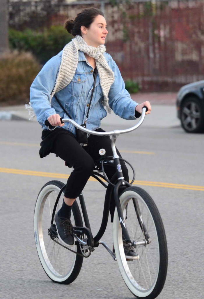 Shailene Woodley at Bicycle in Venice 01/15/2016-4