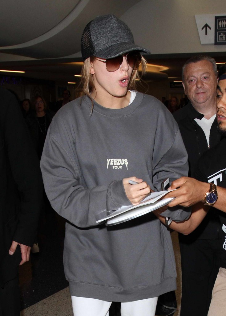 Hailey Baldwin at LAX Airport in Los Angeles 02/19/2016-1