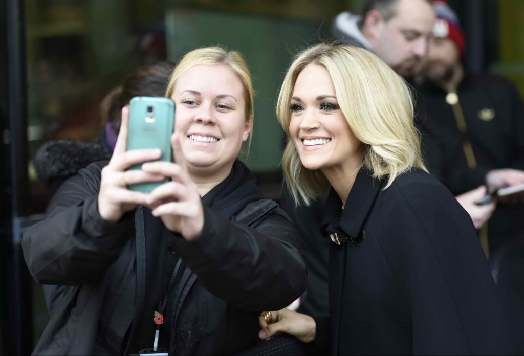 Carrie Underwood at BBC Breakfast in Manchester 03/10/2016-5