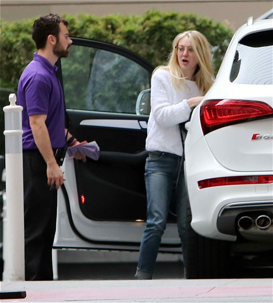 Dakota Fanning Out in Hollywood 03/05/2016-4