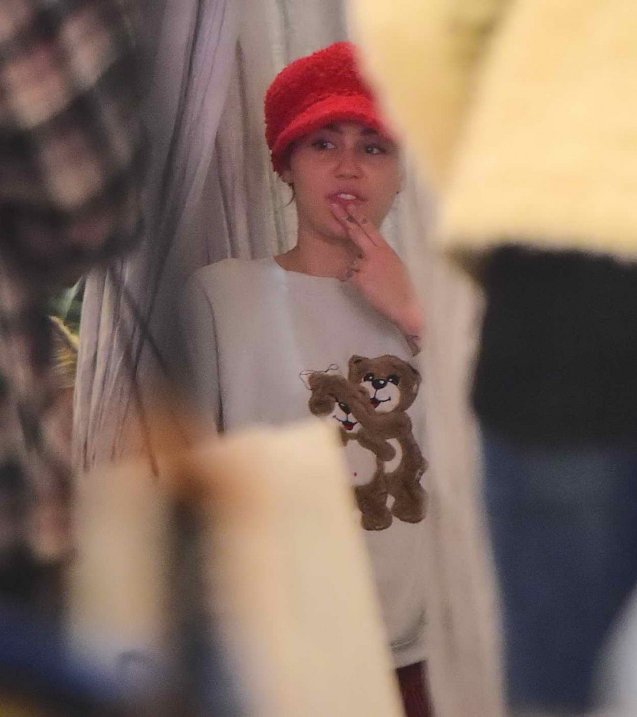 Miley Cyrus Shopping in Soho 02/29/2016-1