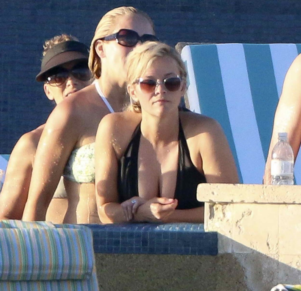 Reese Witherspoon in Swimsuit in Cabo San Lucas 03/02/2016-4