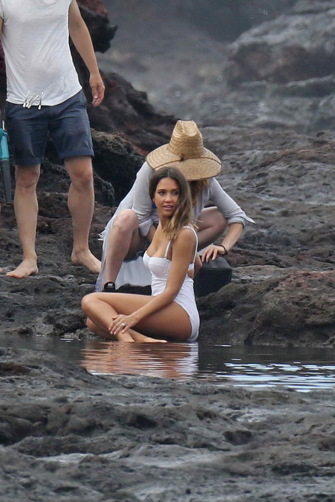 Jessica Alba at the Beach in Hawaii 04/24/2016-1