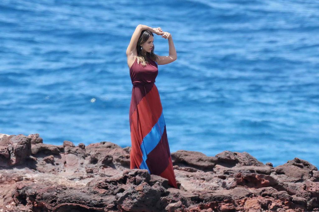 Jessica Alba at the Beach in Hawaii 04/24/2016-5