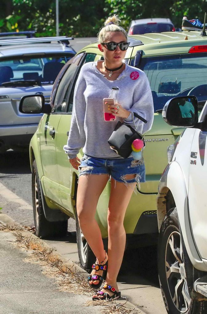 Miley Cyrus Out for Lunch in Byron Bay 04/29/2016-1
