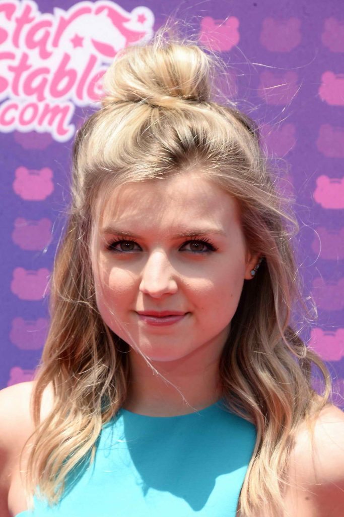 Anna Grace Barlow at the 2016 Radio Disney Music Awards at the Microsoft Theater in Los Angeles 04/30/2016-4