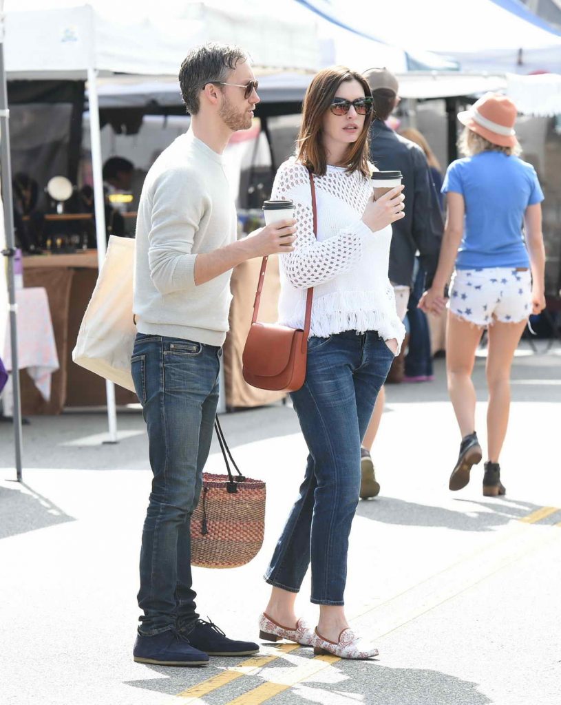 Anne Hathaway Visits the Farmers Market in Los Angeles 05/08/2016-3