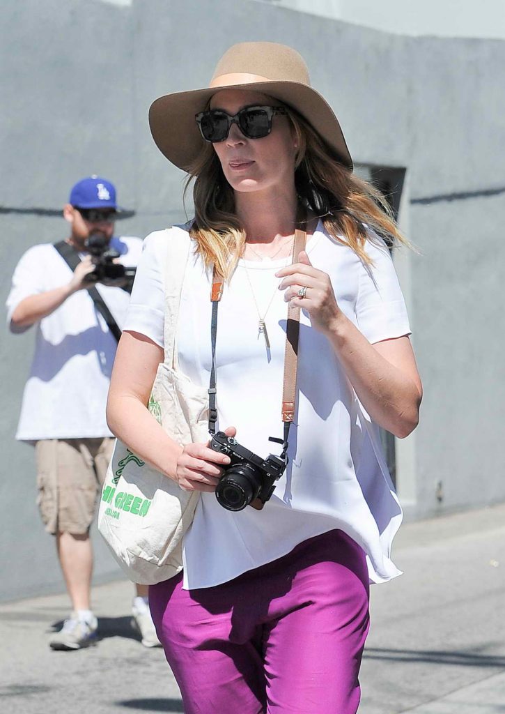 Emily Blunt Was Seen at Farmer's Market in Los Angeles 05/22/2016-5