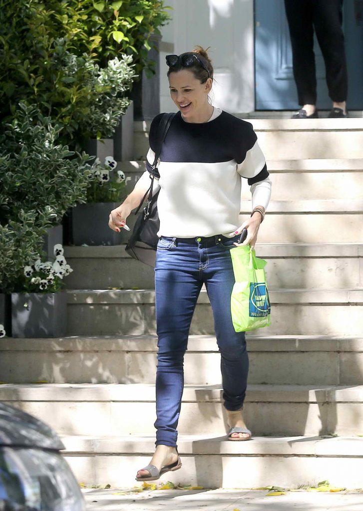 Jennifer Garner Leaves Her House in London 05/24/2016-1