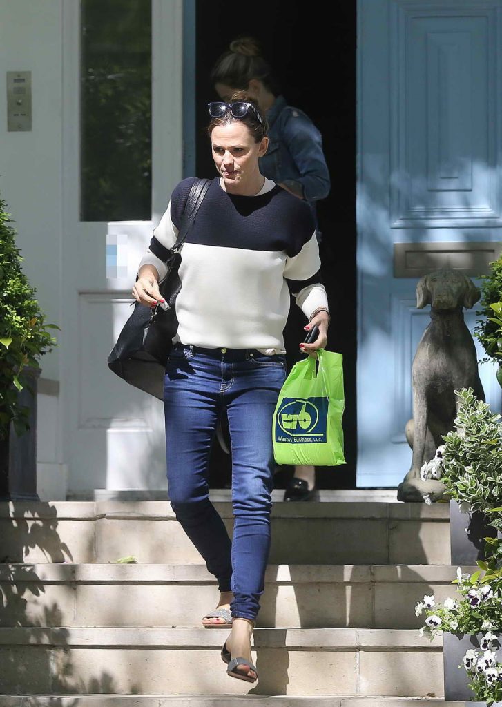 Jennifer Garner Leaves Her House in London 05/24/2016-2