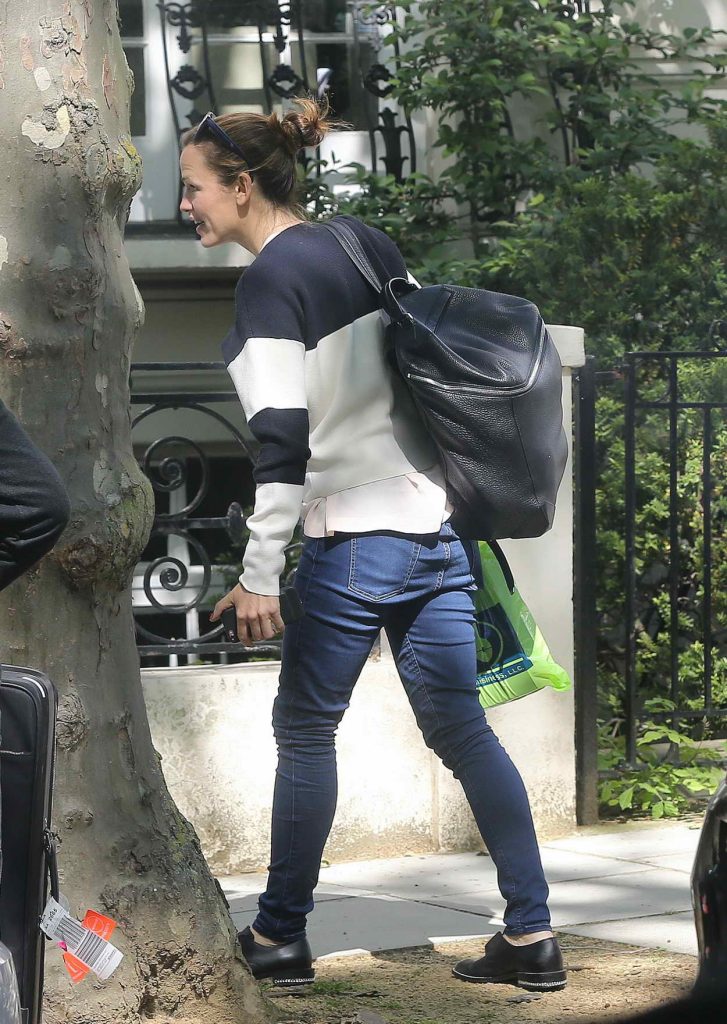 Jennifer Garner Leaves Her House in London 05/24/2016-3