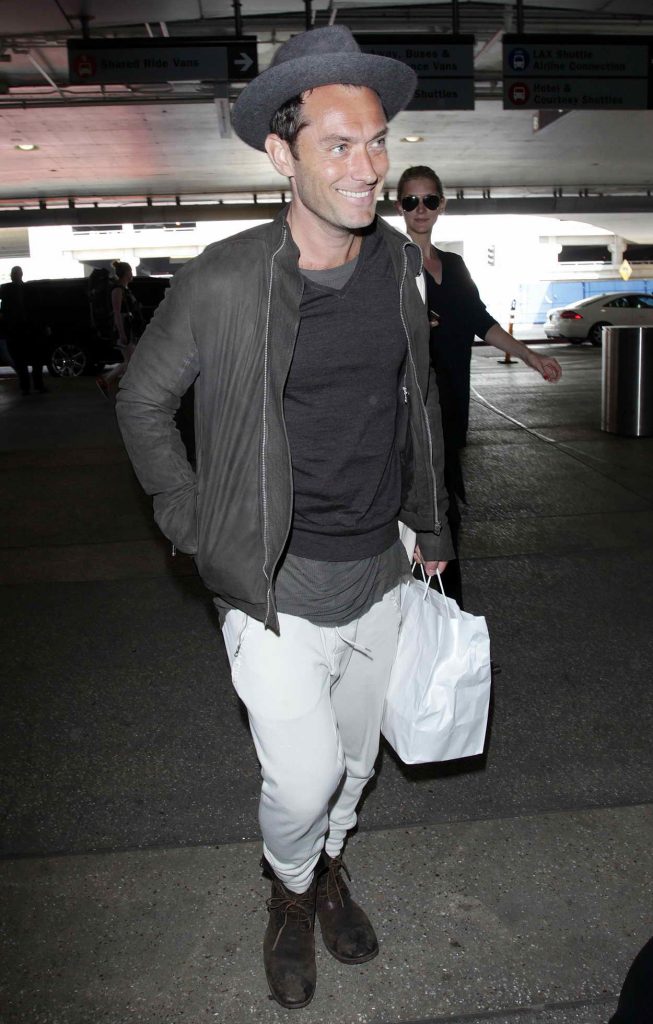 Jude Law Was Seen at a LAX Airport 13/05/2016-2