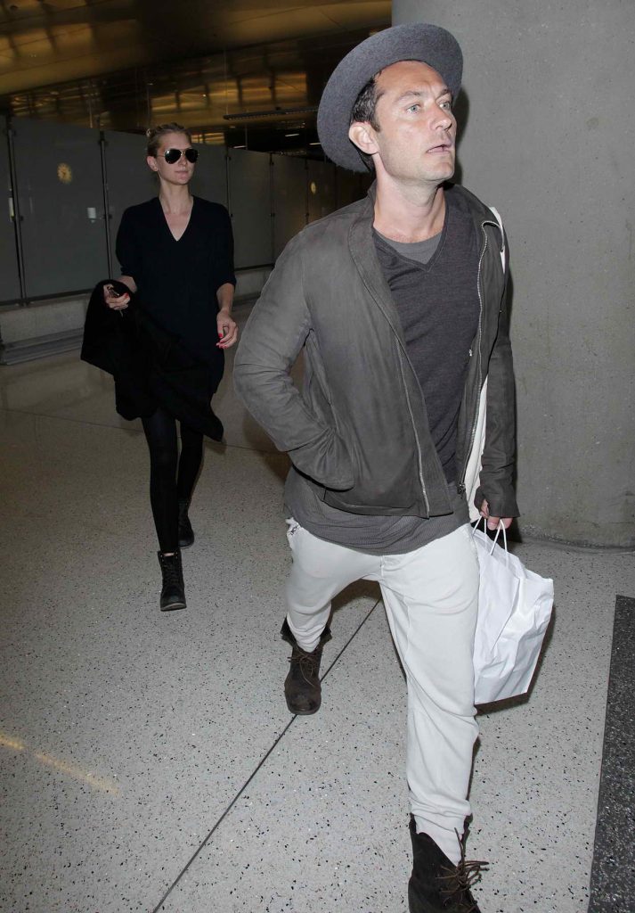 Jude Law Was Seen at a LAX Airport 13/05/2016-3