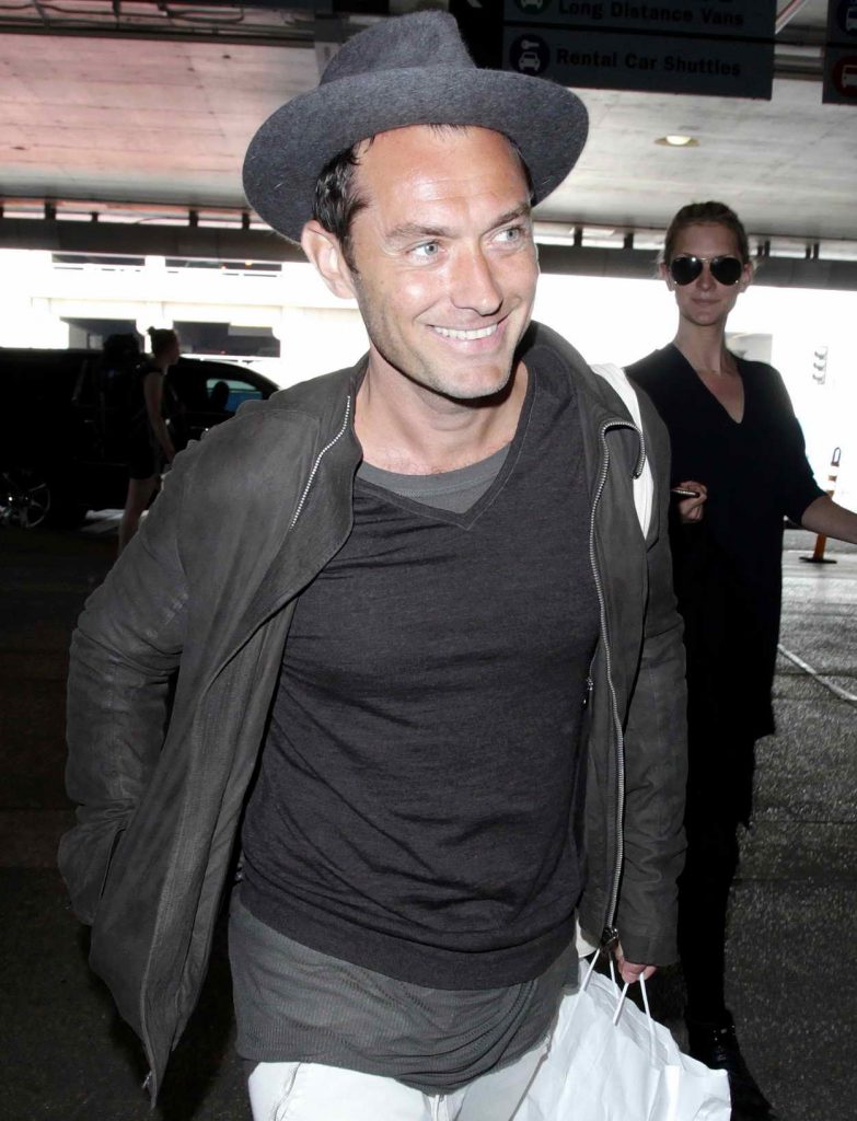 Jude Law Was Seen at a LAX Airport 13/05/2016-4