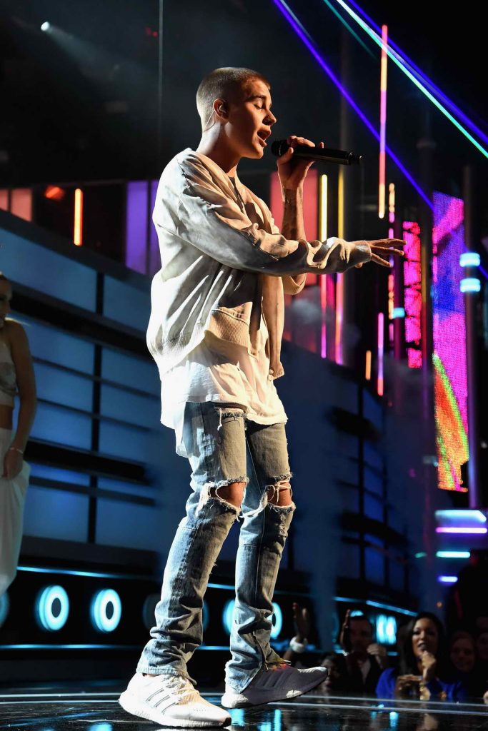 Justin Bieber Performs at the 2016 Billboard Music Awards at T-Mobile Arena in Las Vegas 05/22/2016-4