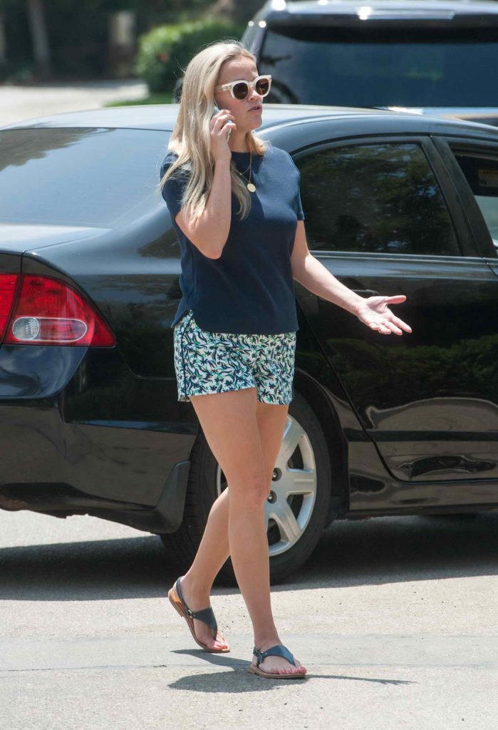Reese Witherspoon Out and About in Malibu 05/30/2016-3