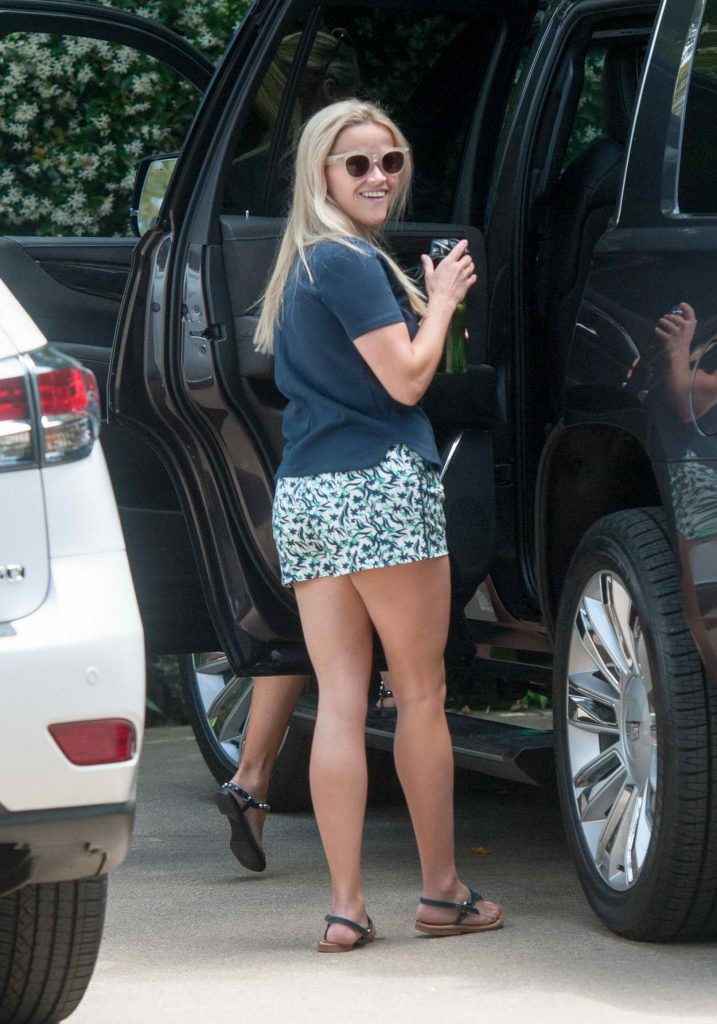 Reese Witherspoon Out and About in Malibu 05/30/2016-4