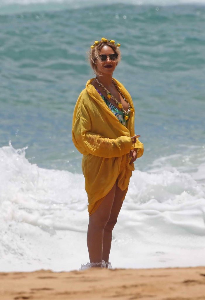 Beyonce Was Seen at the Beach in Hawaii 06/20/2016-1