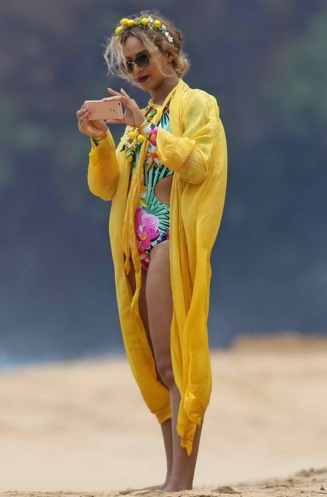 Beyonce Was Seen at the Beach in Hawaii 06/20/2016-2