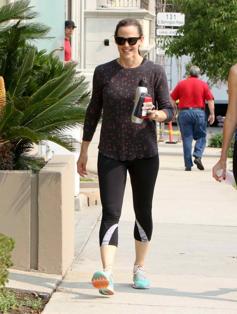 Jennifer Garner Gets a Coffee in LA 06/17/2016-1