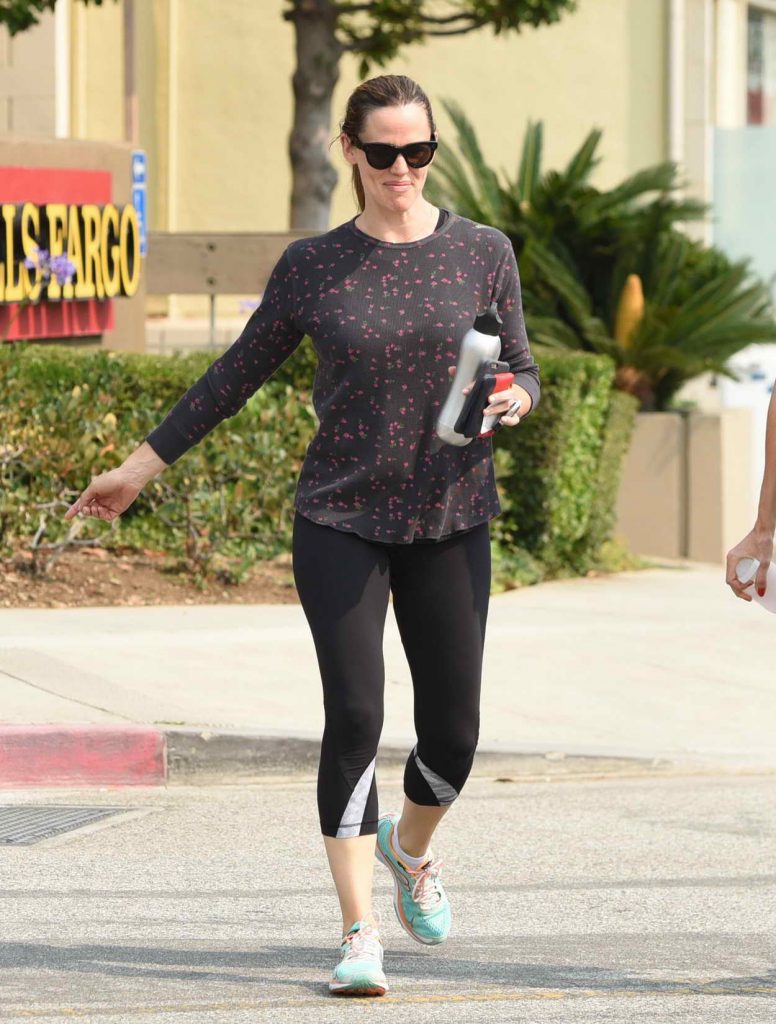 Jennifer Garner Gets a Coffee in LA 06/17/2016-5