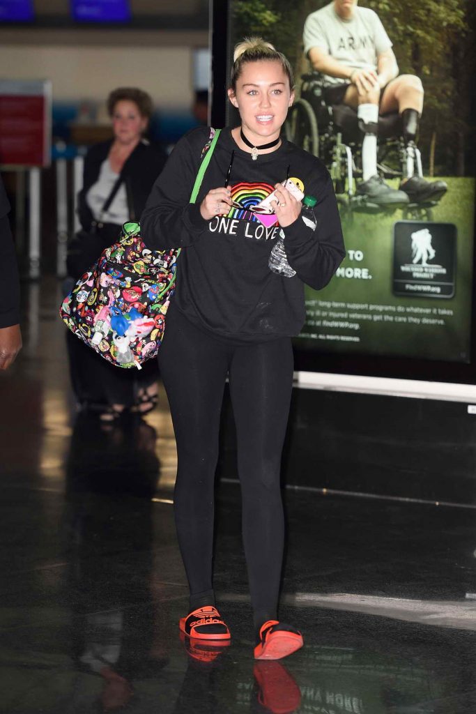 Miley Cyrus Leaves JFK Airport in New York 06/11/2016-2
