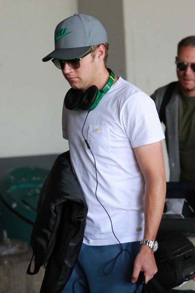 Niall Horan Leaves His Hotel in Manchester 06/06/2016-3