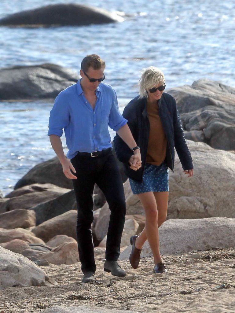 Taylor Swift and Tom Hiddleston at the Beach in Rhode 06/14/2016-2