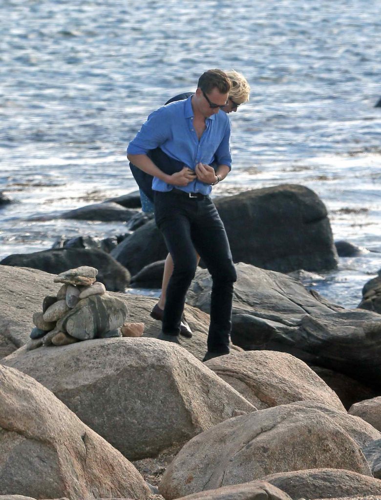 Taylor Swift and Tom Hiddleston at the Beach in Rhode 06/14/2016-3