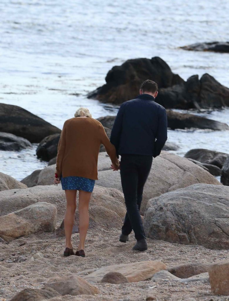 Taylor Swift and Tom Hiddleston at the Beach in Rhode 06/14/2016-4