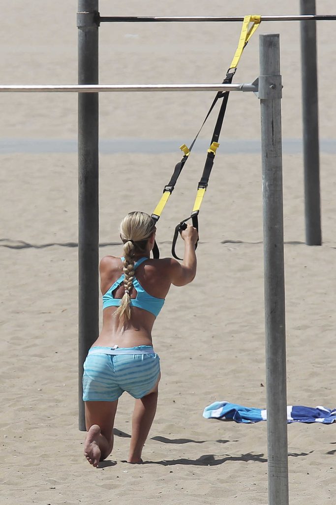 Lindsey Vonn Works Out at the Beach in Santa Monica 07/15/2016-4