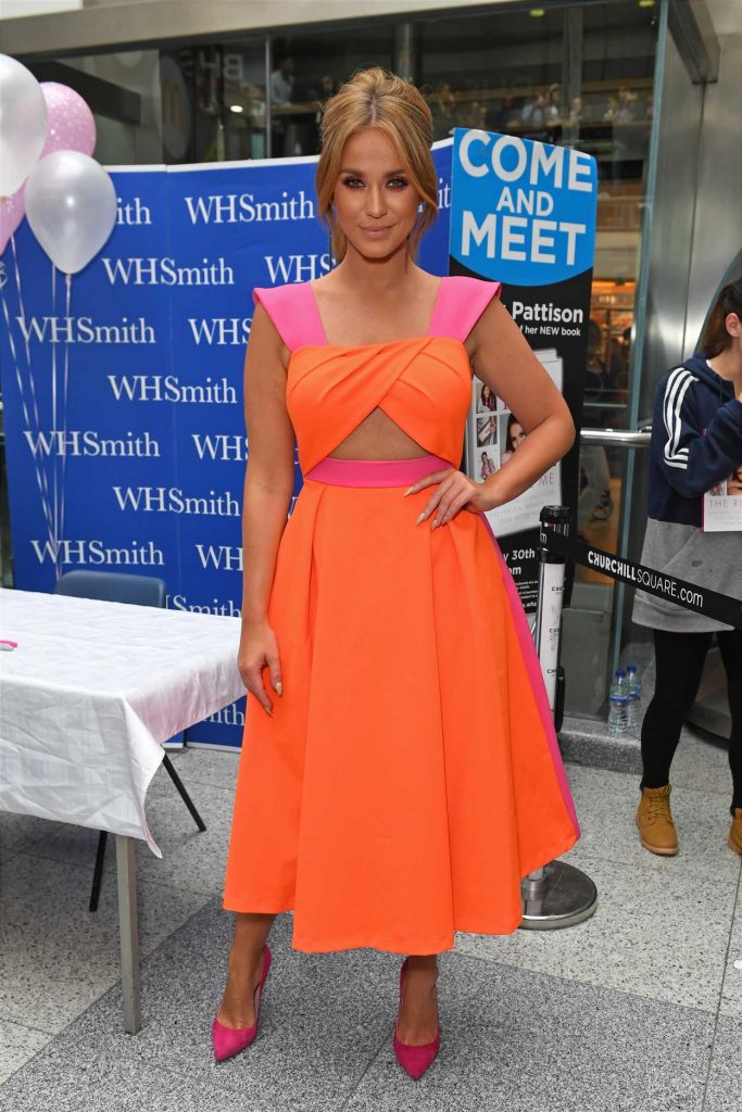 Vicky Pattison Signs Her Book at WH Smith in Brighton, West Sussex 07/30/2016-1