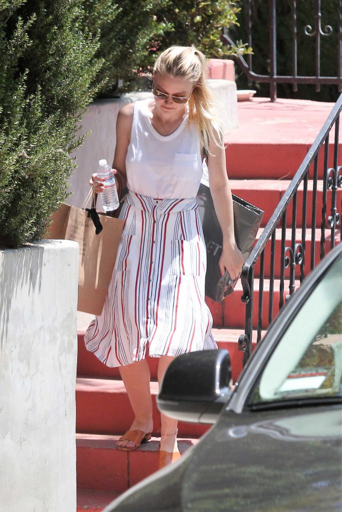 Dakota Fanning Leaves a Friends House in Los Angeles 08/05/2016-1