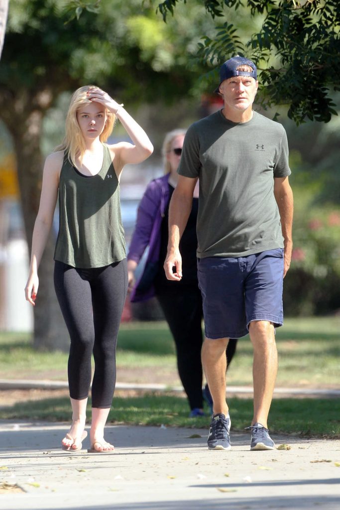 Elle Fanning Out With Her Dad in Studio City 08/24/2016-1