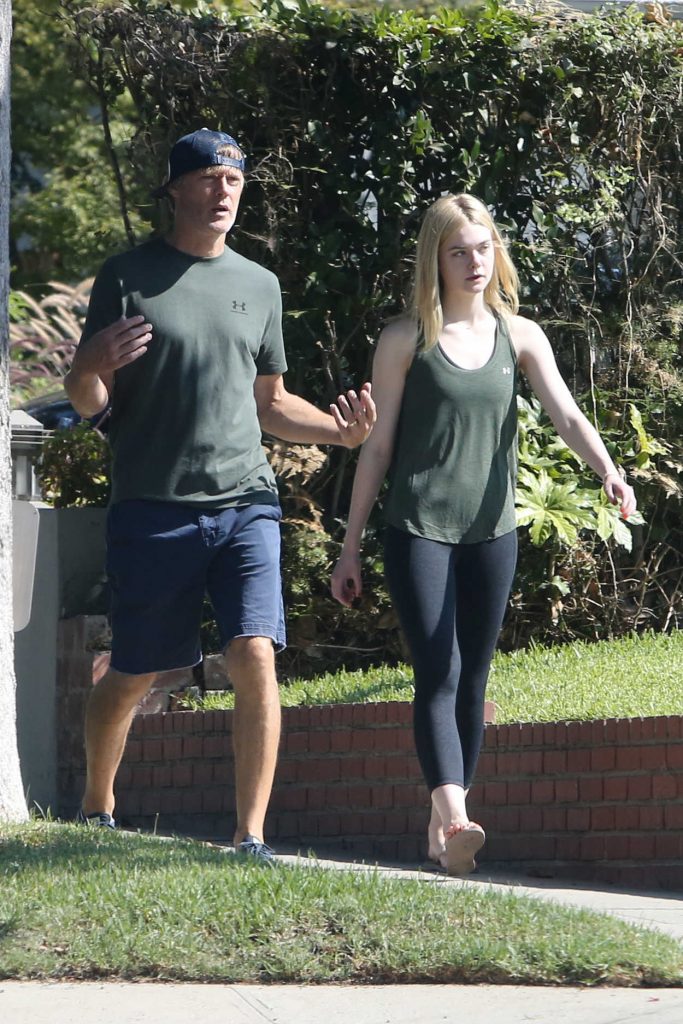 Elle Fanning Out With Her Dad in Studio City 08/24/2016-2